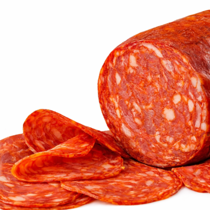 Kawałek pikantnego Salame Ventricina w przekroju