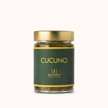 Owoce kaparów z Sycylii Cucunci w zalewie octowej.