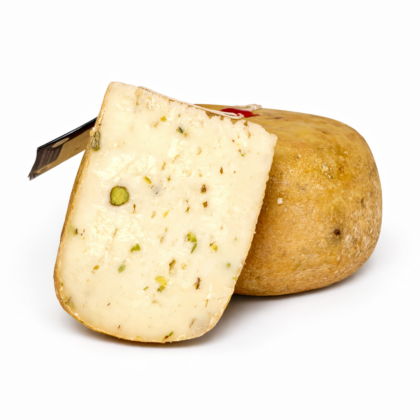 Sycylijski ser Pecorino z pistacjami w przekroju