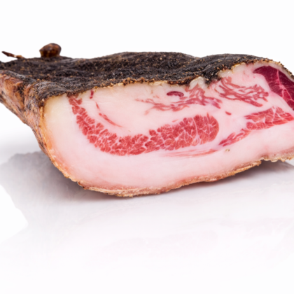 Kawałek włoskiego Guanciale z pieprzem