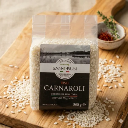Próżniowe opakowanie 500g białego włoskiego ryżu Carnaroli, obok porcji kremowego risotto.