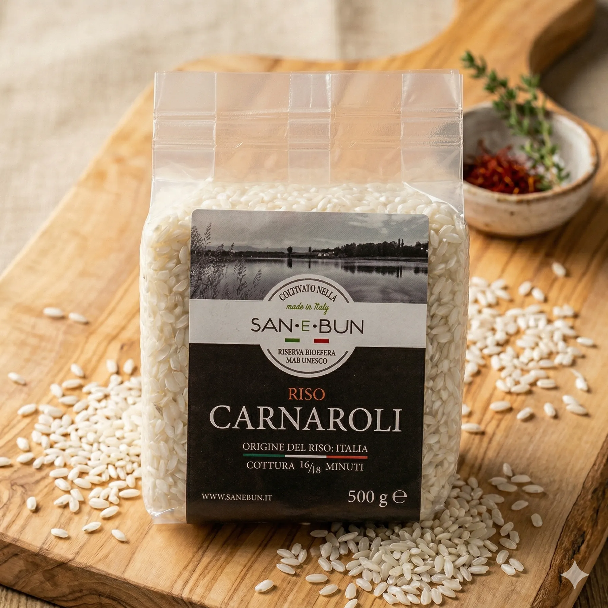 Próżniowe opakowanie 500g białego włoskiego ryżu Carnaroli, obok porcji kremowego risotto.