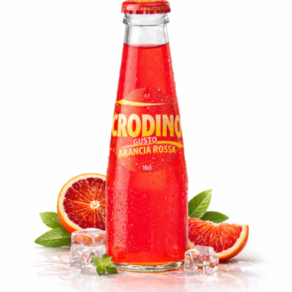 Rubinowe Crodino czerwone bezalkoholowe z czerwoną pomarańczą i lodem.