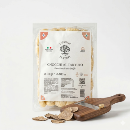 Talerz gorących włoskich gnocchi z truflą, polanych masłem i posypanych startym serem.