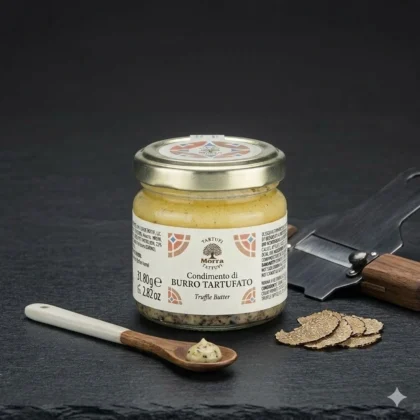 Masło z białą truflą w szklanym słoiczku 80g, obok drewnianej łyżeczki, plastrów świeżych grzybów i krajalnicy do trufli.