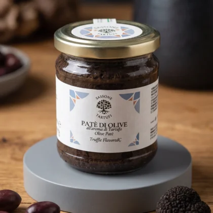 Słoiczek zawierający włoską pastę z czarnych oliwek z truflą (Paté di Olive) o wadze 170 gramów.