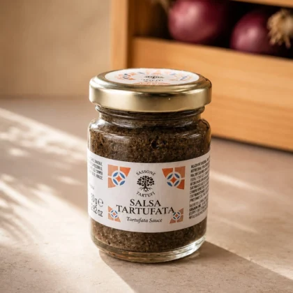 Słoiczek zawierający włoską pastę z czarnych oliwek z truflą (Paté di Olive) o wadze 170 gramów.