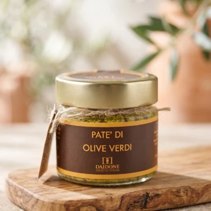 Słoiczek 90g włoskiej pasty z zielonych oliwek (pate di olive verdi) z dodatkiem czosnku i oliwy.