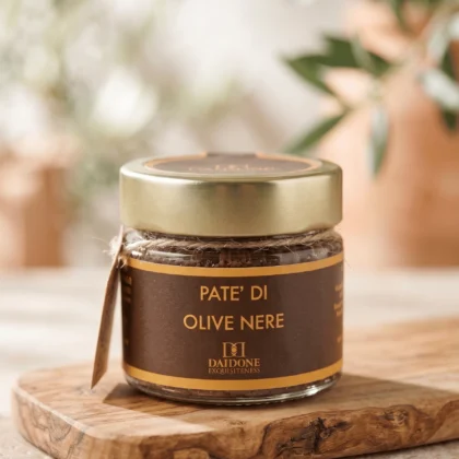 Słoiczek 90g autentycznego włoskiego pate di olive nere z czarnych oliwek z delikatną nutą peperoncino.